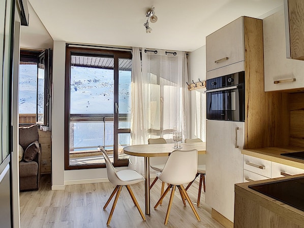 Fridge, microwave, dishwasher, coffee/tea maker