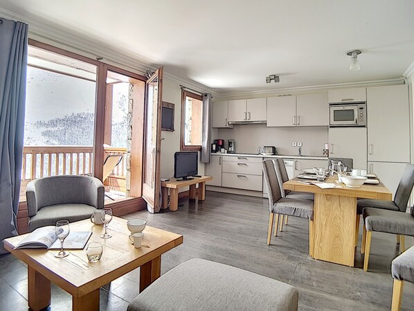 Kylskåp, mikrovågsugn, ugn och diskmaskin