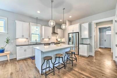 Modern Charlotte Home ~ 4 Mi to Downtown!