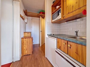 Fridge, microwave, dishwasher, coffee/tea maker
