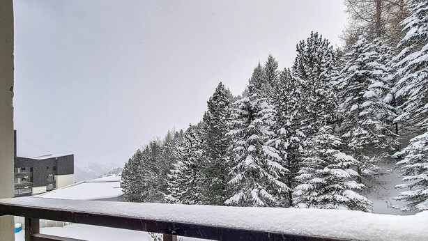 A snowy landscape with a balcony railing. - Cozy studio at the foot of the slopes, balcony, pets allowed (Les Menuires)