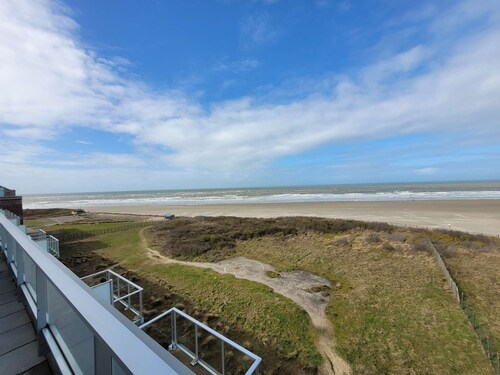 Large T3 with balcony and parking, direct beach access