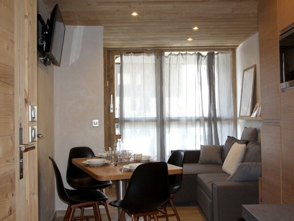 Dining - Renovated apartment near slopes with balcony (Les Menuires)