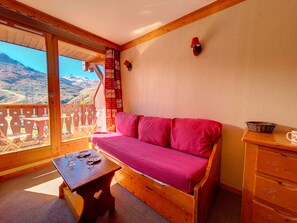 TV - Ski-in/Ski-out apartment, 4 people, south balcony (Les Menuires)
