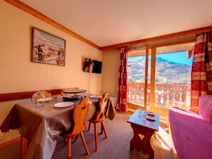 Dining - Ski-in/Ski-out apartment, 4 people, south balcony (Les Menuires)