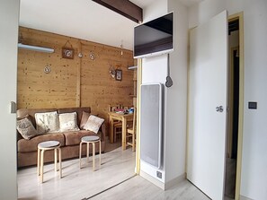 TV - Renovated & Spacious Apartment · Direct Access to Slopes · Balcony (Les Menuires)