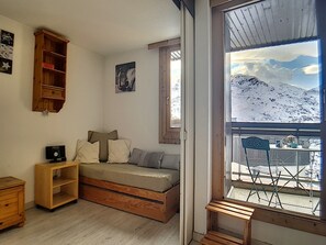 TV - Renovated & Spacious Apartment · Direct Access to Slopes · Balcony (Les Menuires)