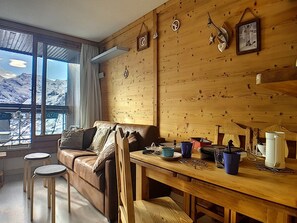 TV - Renovated & Spacious Apartment · Direct Access to Slopes · Balcony (Les Menuires)