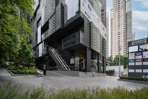 Un bâtiment moderne doté d’une façade en verre, d’un escalier menant à un étage supérieur et d’une enseigne indiquant « Staybridge Suites ».