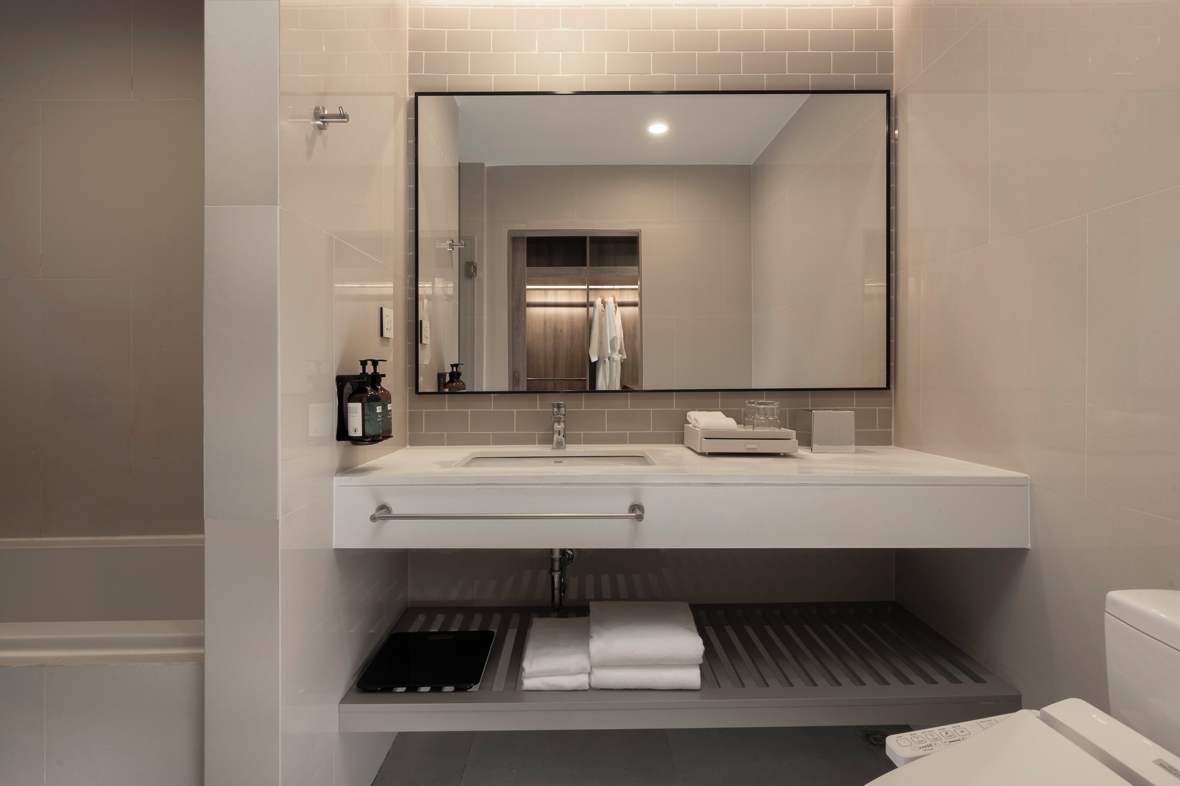 Room, 1 Bedroom, Kitchen (Living Area) | Room amenity