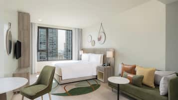 Suíte estúdio, 1 cama King, cozinha (Living Area) | Cofres nos quartos, escrivaninha, espaço de trabalho para notebook