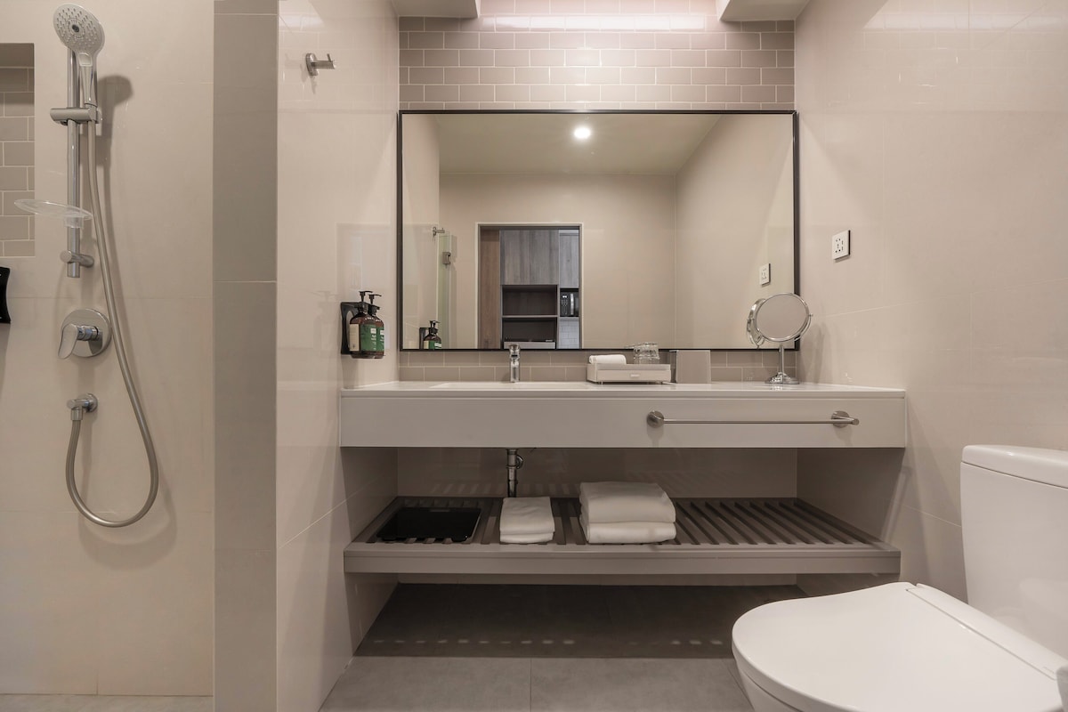 Une salle de bain moderne équipée d’une douche, d’un lavabo et de toilettes.