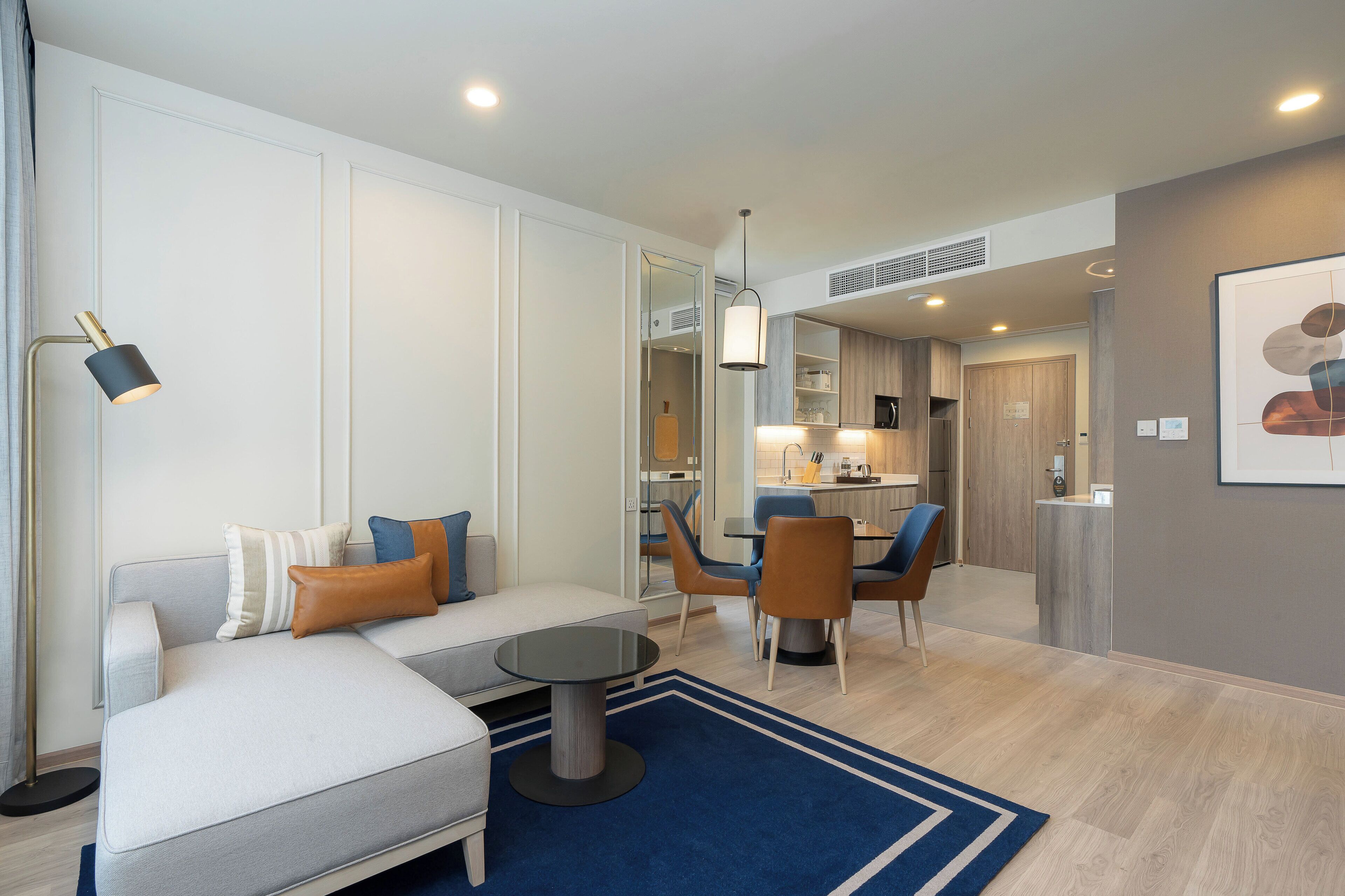 スイート 1 ベッドルーム キッチン (Living Dining Area) | セーフティボックス (室内)、デスク、ノートパソコン用作業スペース、遮光カーテン