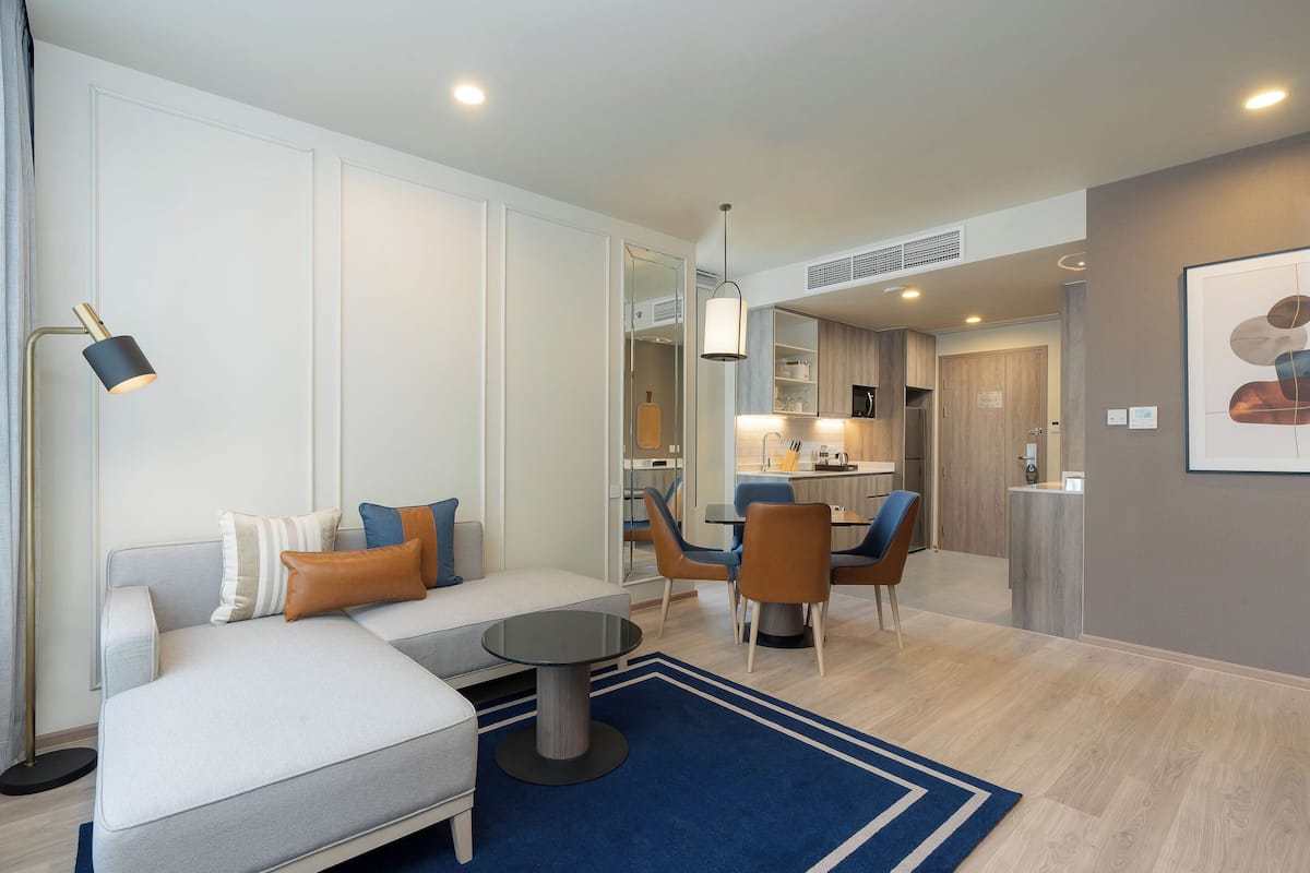 Suite, 1 Bedroom, Kitchen (Living Dining Area) | In-room safe, desk, laptop workspace, blackout drapes