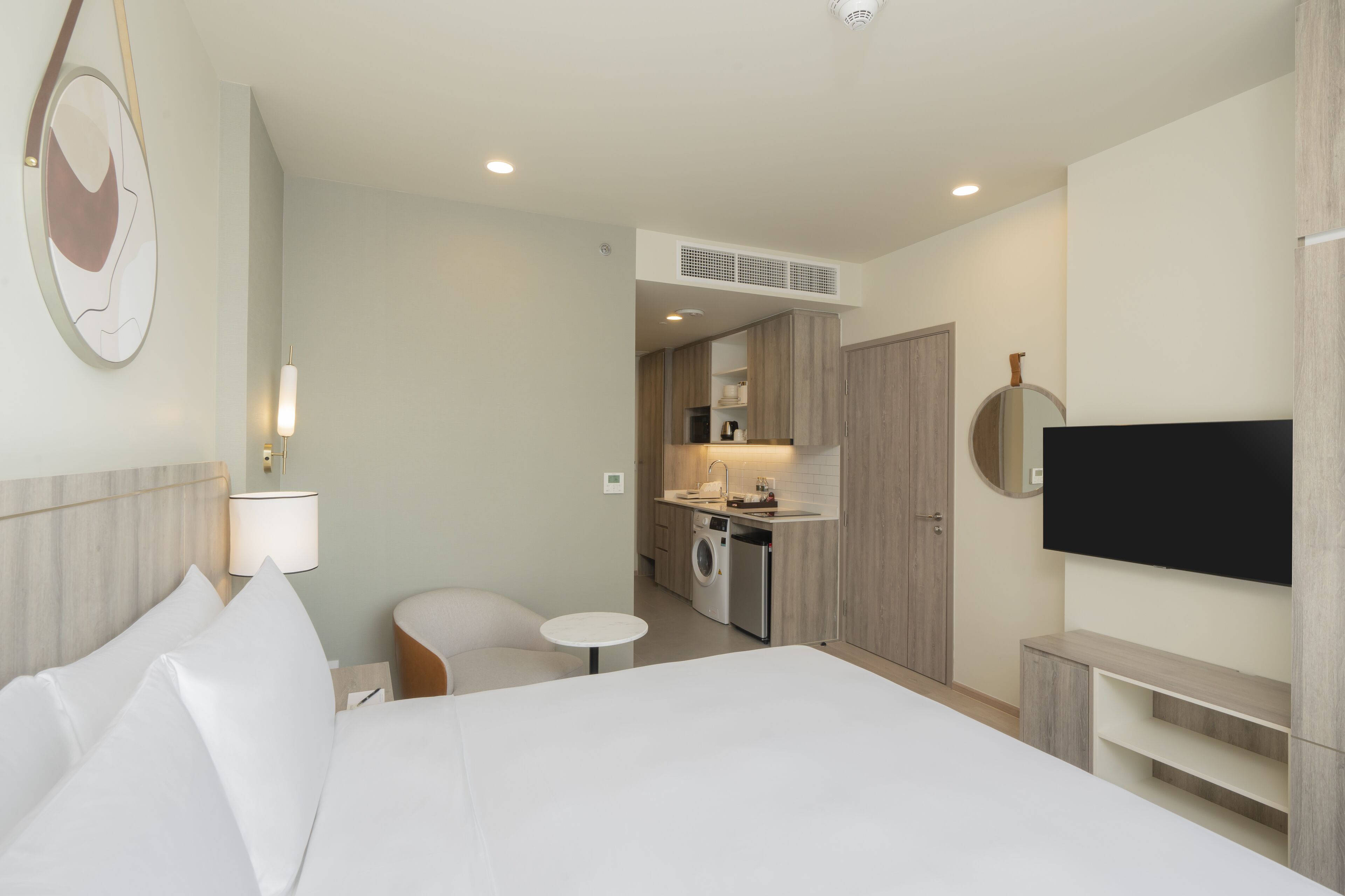 ห้องสตูดิโอสวีท, เตียงคิงไซส์ 1 เตียง, ห้องครัว | เครื่องนอนระดับพรีเมียม, ผ้านวมขนเป็ด, เตียงพร้อมฟูกเสริมที่นอน