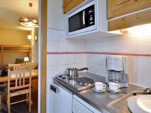 Køleskab, mikrobølgeovn, opvaskemaskine, kaffe-/temaskine