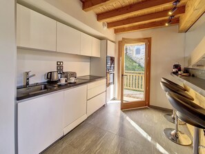 Frigorifero, microonde, forno, piano cottura
