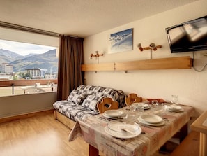 TV - Cozy studio at the foot of the slopes with balcony (Les Menuires)