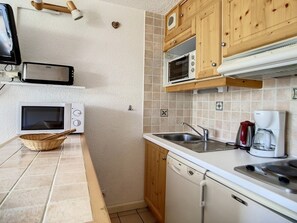 Fridge, microwave, dishwasher, coffee/tea maker