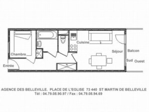 Plano de planta de un hotel que muestra habitaciones identificadas, incluyendo dormitorio, baño, cocina, comedor, sala de estar, balcón y entrada.
