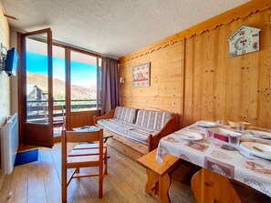 TV - Renovated 2-room apartment, ski-in/ski-out, 5 pers, mountain style, balcony (Les Menuires)