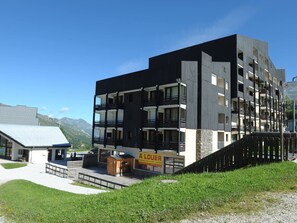 Exterior - Renovated 2-room apartment, ski-in/ski-out, 5 pers, mountain style, balcony (Les Menuires)