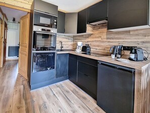 Réfrigérateur, micro-ondes, lave-vaisselle, cafetière/bouilloire