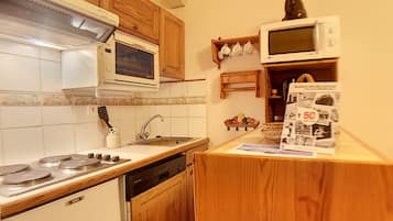 Frigorífico, microondas, horno y lavavajillas