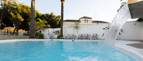 Una piscina al aire libre