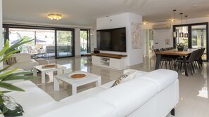 Een smart-tv en een open haard