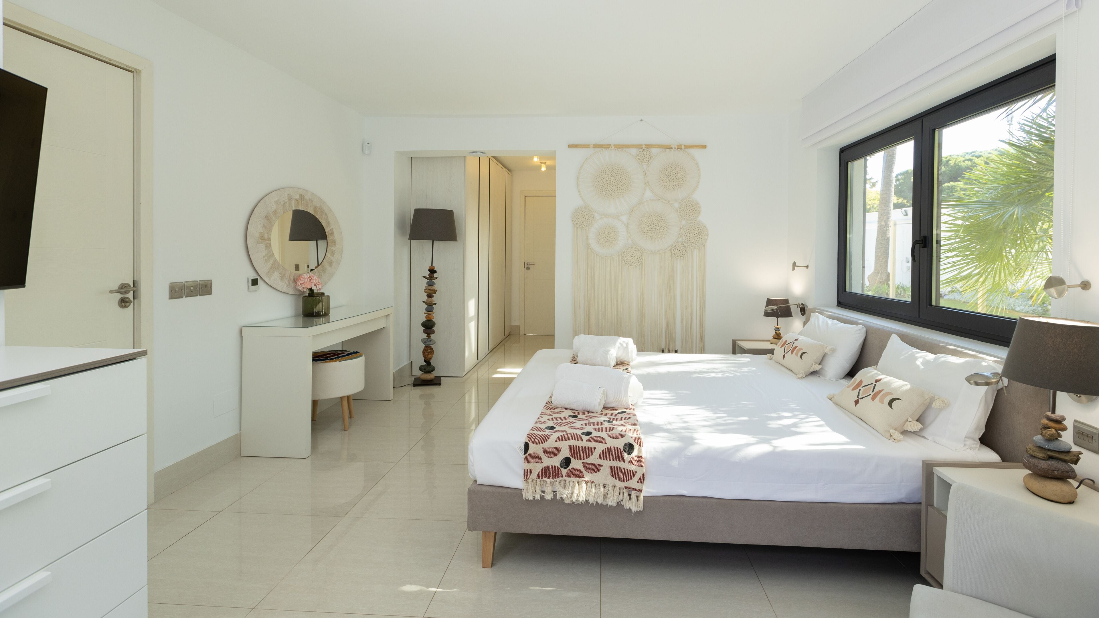 5 bedrooms, in-room safe, desk, soundproofing