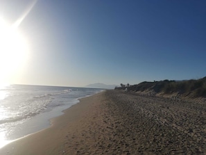 Playa en los alrededores y toallas de playa