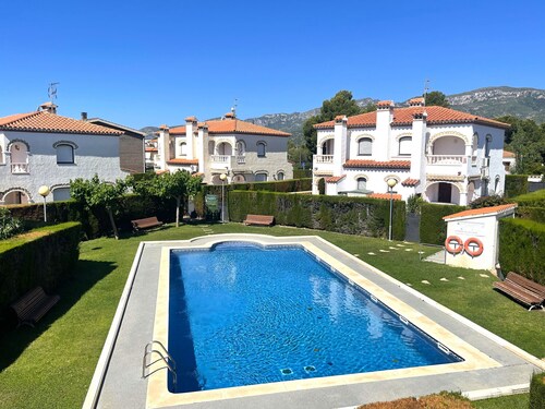 MASIA4 adosado con piscina comunitaria