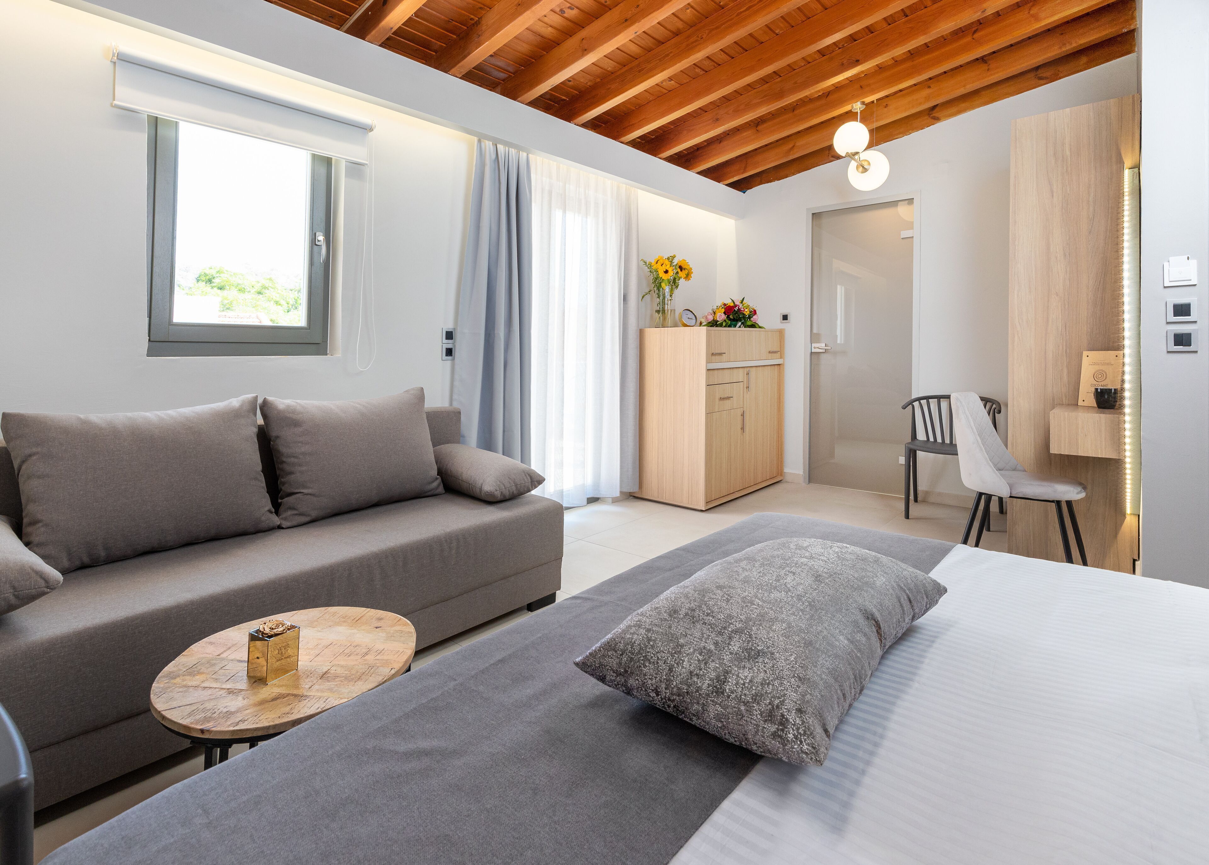 Literie de qualité, couette en duvet, lit avec matelas à plateau-coussin
