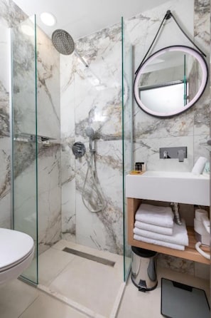 Deluxe Double Room | Bathroom | Shower, rainfall showerhead, free toiletries, hair dryer - Metropolitan Pearl Boutique Hotel (Chania)