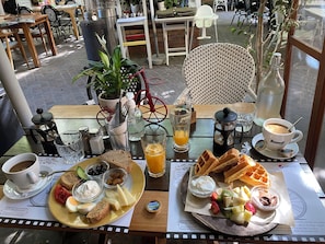 Daily local cuisine breakfast for a fee - Metropolitan Pearl Boutique Hotel (Chania)