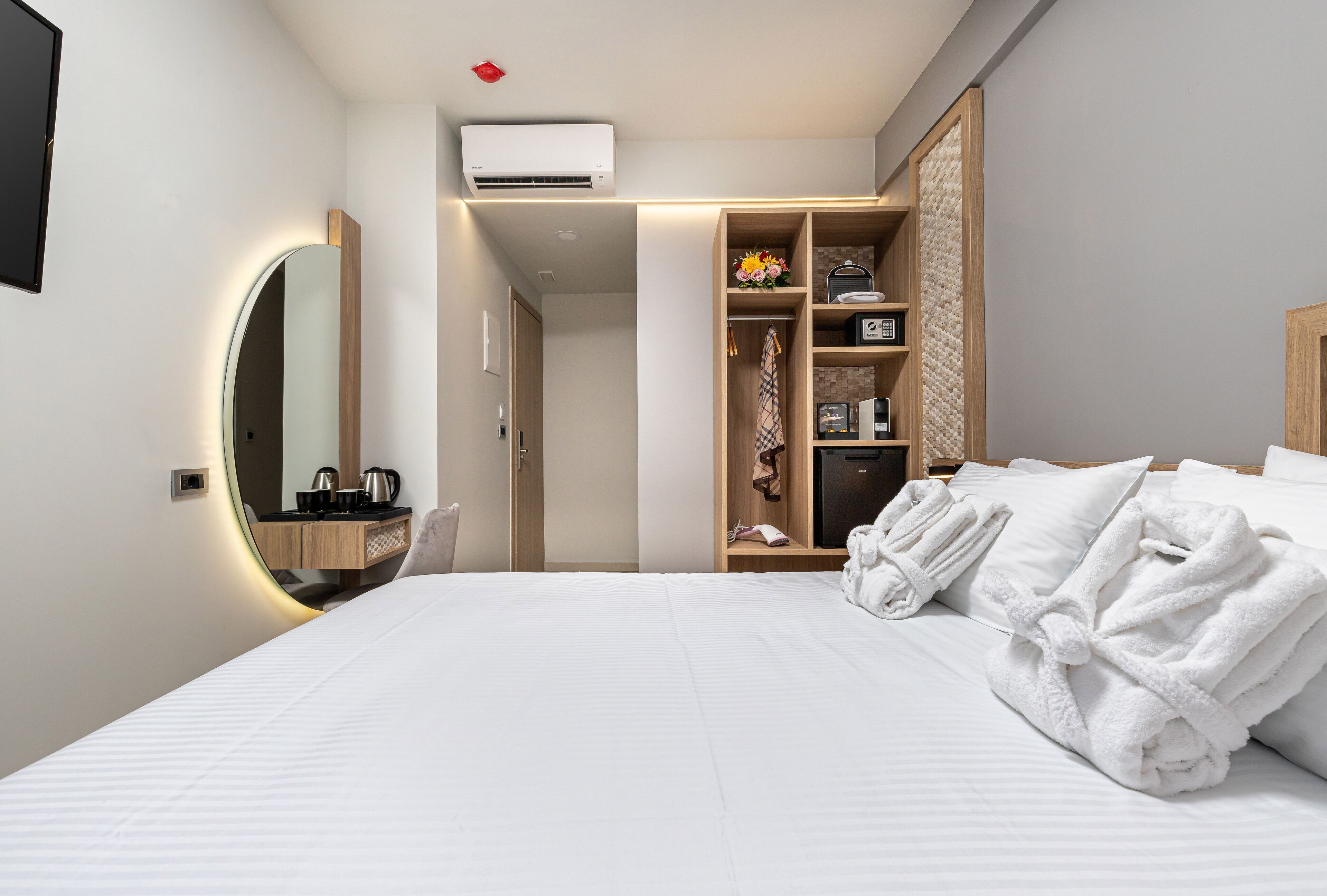 Literie de qualité, couette en duvet, lit avec matelas à plateau-coussin