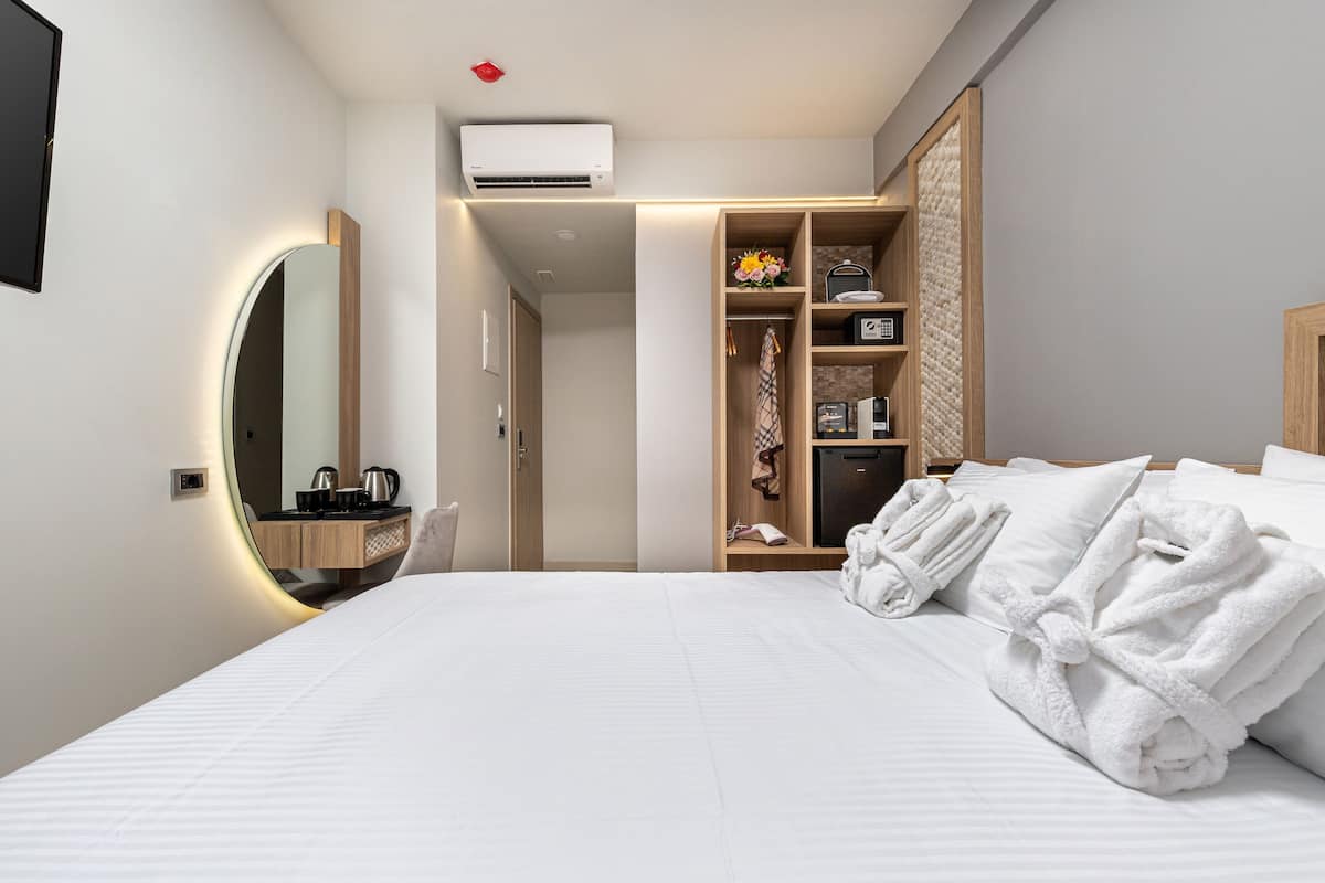 Literie de qualité, couette en duvet, lit avec matelas à plateau-coussin
