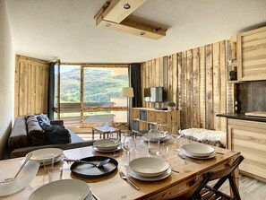 TV - Renovated apartment at the foot of the slopes with balcony for 6 people (Les Menuires)