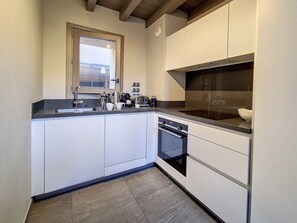 Fridge, oven, dishwasher, coffee/tea maker