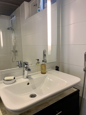 Een douche, een haardroger, een bidet, handdoeken