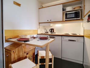 Réfrigérateur, four, lave-vaisselle, cafetière/bouilloire