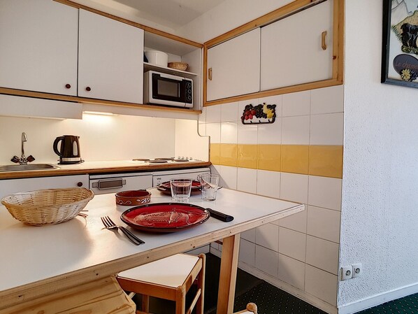 Fridge, oven, dishwasher, coffee/tea maker