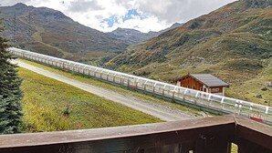 A train on a mountain track with a wooden cabin in the background. - 2-room apt 4 pers, ski-in/ski-out, south balcony (Les Menuires)
