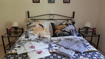 1 habitación, tabla de planchar con plancha y cuna de viaje