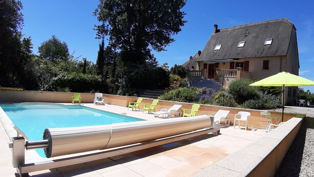 A swimming pool with lounge chairs and a house in the background. - 2 steps from the historic center, gite*** with beautiful saltwater swimming pool (Sarlat-la-Canéda)