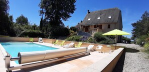 A swimming pool with lounge chairs and a house in the background. - 2 steps from the historic center, gite*** with beautiful saltwater swimming pool (Sarlat-la-Canéda)