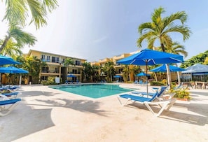Outdoor pool - Affordable condo in the middle of Sosua, guest-friendly, pool, all amenities (Sosúa)