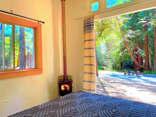 Beautiful Cabin in private redwood forest w/ ocean view. Off Grid nature retreat