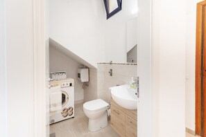 Dusj, hårføner og bidé